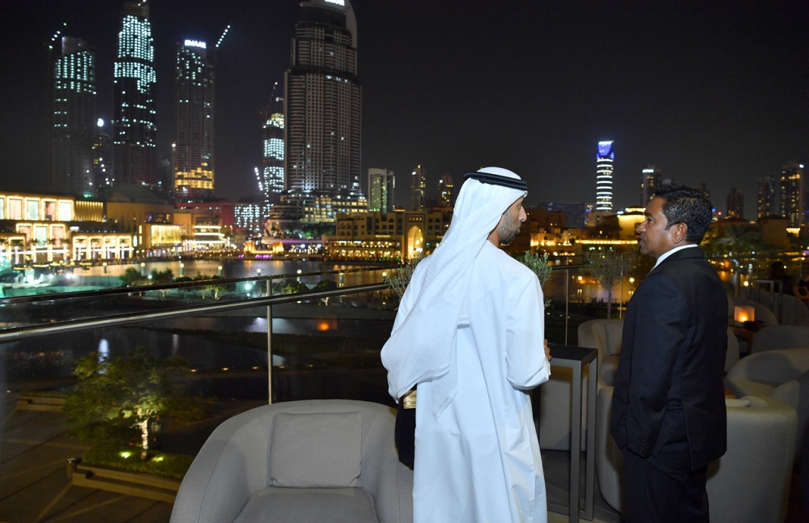 ޔުނައިޓެޑް އަރަބް އެމިރޭޓްސް(ޔޫއޭއީ): އޮކްޓޯބަރު 16، 2017: ރައީސް އަބްދުﷲ ޔާމީންގެ ދެކަނބަލުން ޔުނައިޓެޑް އަރަބް އެމިރޭޓްސް (ޔޫއޭއީ) އަށް ކުރައްވަމުން ގެންދަވާ ދަތުރުފުޅުގައި ދުނިޔޭގެ އެންމެ އުސް އިމާރާތް ކަމަށްވާ ބުރުޖް ޚަލީފާ އަށް ކުރެއްވި ޒިޔާރަތުގައި އެ ތަނުގެ ހެޑް އޮފް ޕްރޮޓޮކޯލެއް އެ ދެކަނބަލުންނަށް އެތަން ދައްކަވާލައްވަނީ.-- ފޮޓޯ: ރައީސް އޮފީސް