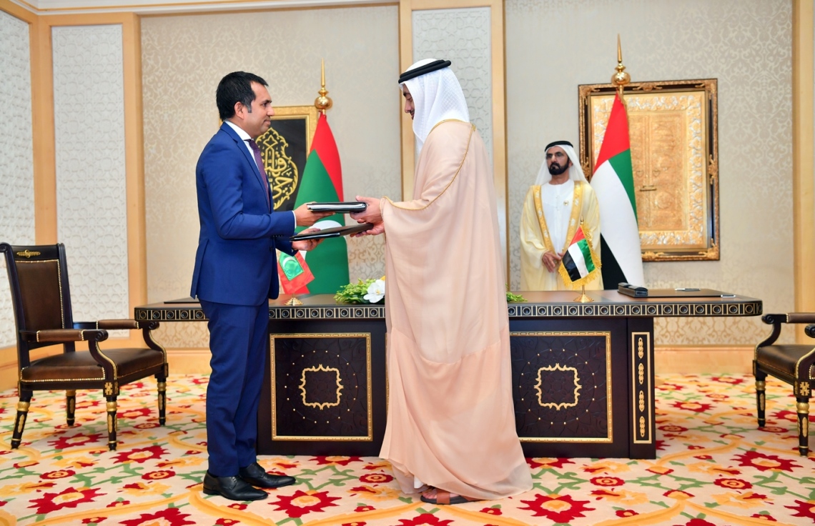 ރައީސް އަބްދުﷲ ޔާމީން ޔޫއޭއީ އަށް ކުރައްވަމުން ގެންދަވާ ދަތުރުފުޅުގައި ދެ ގައުމުގެ ދެމެދުގައި އެއްބަސްވުމެއްގައި ސޮއިކުރަނީ. މި ދަތުރުގައި ރާއްޖެ އާއި ޔޫއޭއީއާ ދެމެދު ވަނީ މުހިންމު އެއްބަސްވުންތަކެއްގައި ސޮއިކޮށްފައި. -- ފޮޓޯ: ރައީސް އޮފީސް