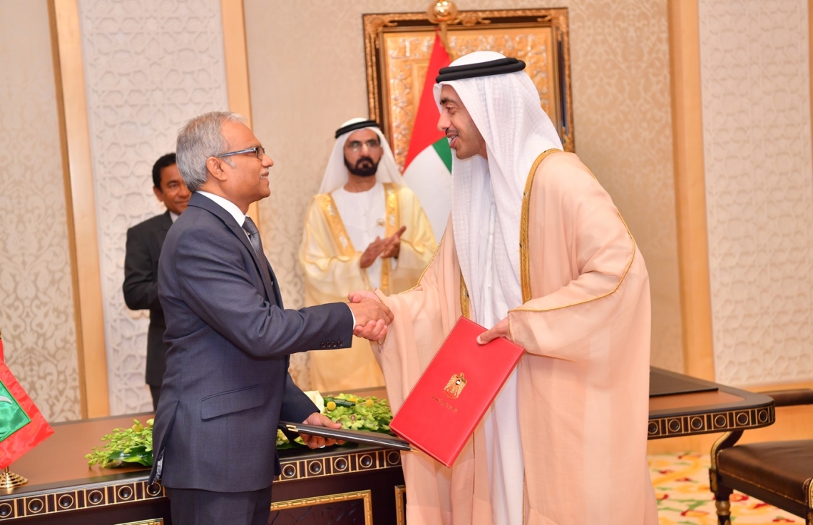 ރައީސް އަބްދުﷲ ޔާމީން ޔޫއޭއީ އަށް ކުރައްވަމުން ގެންދަވާ ދަތުރުފުޅުގައި ދެ ގައުމުގެ ދެމެދުގައި އެއްބަސްވުމެއްގައި ސޮއިކުރަނީ. މި ދަތުރުގައި ރާއްޖެ އާއި ޔޫއޭއީއާ ދެމެދު ވަނީ މުހިންމު އެއްބަސްވުންތަކެއްގައި ސޮއިކޮށްފައި. -- ފޮޓޯ: ރައީސް އޮފީސް