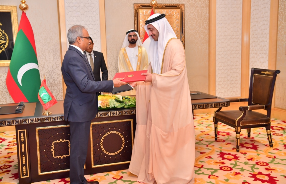 ރައީސް އަބްދުﷲ ޔާމީން ޔޫއޭއީ އަށް ކުރައްވަމުން ގެންދަވާ ދަތުރުފުޅުގައި ދެ ގައުމުގެ ދެމެދުގައި އެއްބަސްވުމެއްގައި ސޮއިކުރަނީ. މި ދަތުރުގައި ރާއްޖެ އާއި ޔޫއޭއީއާ ދެމެދު ވަނީ މުހިންމު އެއްބަސްވުންތަކެއްގައި ސޮއިކޮށްފައި. -- ފޮޓޯ: ރައީސް އޮފީސް