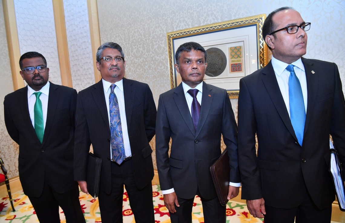 ރައީސް އަބްދުﷲ ޔާމީން ޔޫއޭއީ އަށް ކުރައްވަމުން ގެންދަވާ ދަތުރުފުޅުގައި ބައިވެރިވެ ވަޑައިގެންނެވި ބައެއް އޮފިޝަލުން. މި ދަތުރުގައި ރާއްޖެ އާއި ޔޫއޭއީއާ ދެމެދު ވަނީ މުހިންމު އެއްބަސްވުންތަކެއްގައި ސޮއިކޮށްފައި. -- ފޮޓޯ: ރައީސް އޮފީސް