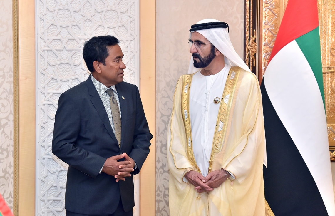 ރައީސް އަބްދުﷲ ޔާމީން ޔޫއޭއީ އަށް ކުރައްވަމުން ގެންދަވާ ދަތުރުފުޅުގައި ޔޫއޭއީގެ ނައިބު ރައީސް ޝައިޚް މުހައްމަދު ރާޝިދު ބިން މަކްތޫމްއާ ބައްދަލުކުރައްވަނީ. މި ދަތުރުގައި ރާއްޖެ އާއި ޔޫއޭއީއާ ދެމެދު ވަނީ މުހިންމު އެއްބަސްވުންތަކެއްގައި ސޮއިކޮށްފައި. -- ފޮޓޯ: ރައީސް އޮފީސް