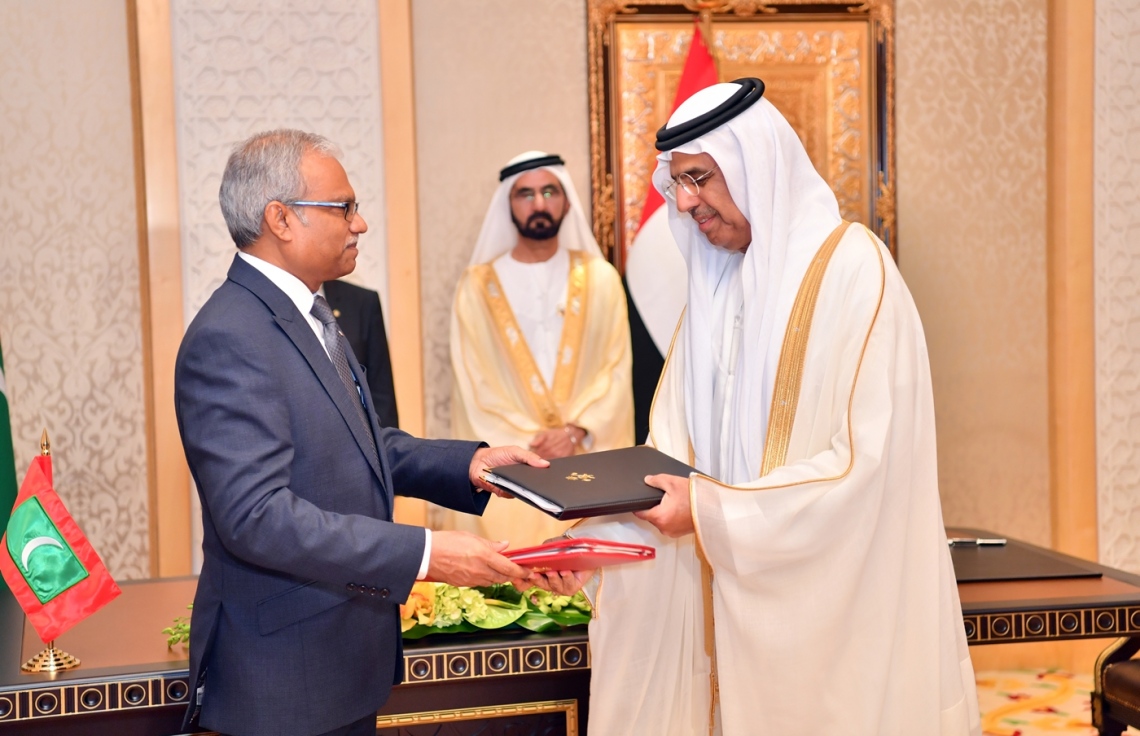 ރައީސް އަބްދުﷲ ޔާމީން ޔޫއޭއީ އަށް ކުރައްވަމުން ގެންދަވާ ދަތުރުފުޅުގައި ރާއްޖޭގެ ފޮރިން މިނިސްޓަރު އަހްމަދު އާސިމް އެއްބަސްވުމުގެ ލިޔުމާ ހަވާލުވެ ވަޑައިގަންނަވަނީ. މި ދަތުރުގައި ރާއްޖެ އާއި ޔޫއޭއީއާ ދެމެދު ވަނީ މުހިންމު އެއްބަސްވުންތަކެއްގައި ސޮއިކޮށްފައި. -- ފޮޓޯ: ރައީސް އޮފީސް