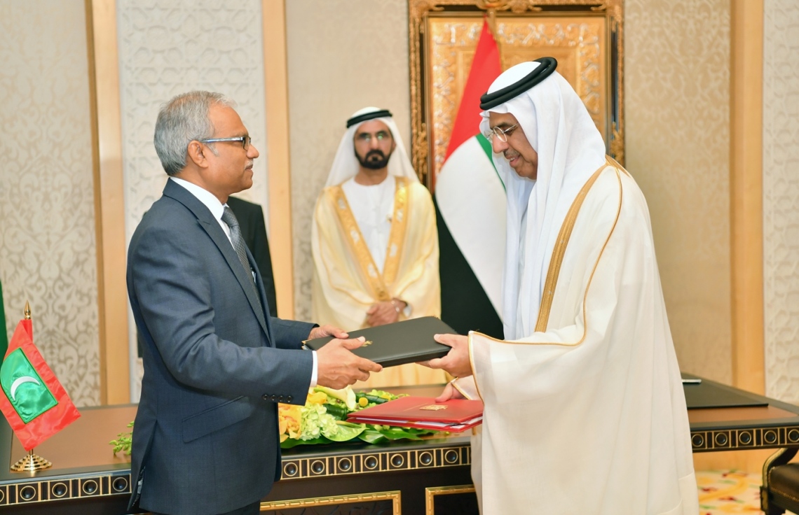 ރައީސް އަބްދުﷲ ޔާމީން ޔޫއޭއީ އަށް ކުރައްވަމުން ގެންދަވާ ދަތުރުފުޅުގައި ރާއްޖޭގެ ފަރާތުން ފޮރިން މިނިސްޓަރު ޑރ. އަހްމަދު އާސިމް އެއްބަސްވުމެއްގައި ސޮއިކުރެއްވުމަށް ފަހު، ލިޔުމާ ހަވާލުވެ ވަޑައިގަންނަވަނީ.  މި ދަތުރުގައި ރާއްޖެ އާއި ޔޫއޭއީއާ ދެމެދު ވަނީ މުހިންމު އެއްބަސްވުންތަކެއްގައި ސޮއިކޮށްފައި. -- ފޮޓޯ: ރައީސް އޮފީސް