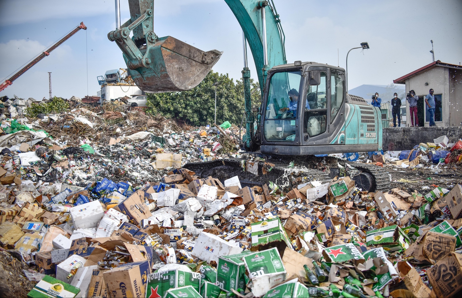 ތިލަފުށީގައި ކުނި ނައްތާލުމުގެ މަސައްކަތް ކުރަނީ: ކުނި އެންދުން މި އަހަރު ހުއްޓާލުމަކީ ސަރުކާރުގެ އަމާޒެއް ކަމަށް ތޯރިގް ވިދާޅުވި.-- ފޮޓޯ: ނިޝާން އަލީ/ މިހާރު