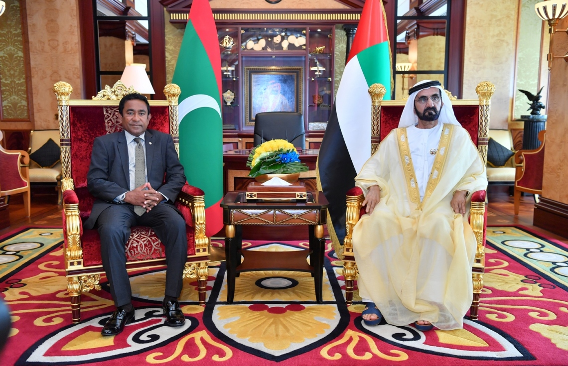 ދުބާއީ، އޮކްޓޯބަރު 17، 2017- ރައީސް އަބްދުﷲ ޔާމީން، ޔޫއޭއީގެ ނައިބު ރައީސް، ބޮޑުވަޒީރު އަދި ދުބާއީގެ ވެރިޔާ ޝޭހު މުހައްމަދު ބިން ރާޝިދު އަލް މަކްތޫމާ ބައްދަލުކުރައްވަނީ.---ފޮޓޯ: ރައީސް އޮފީސް