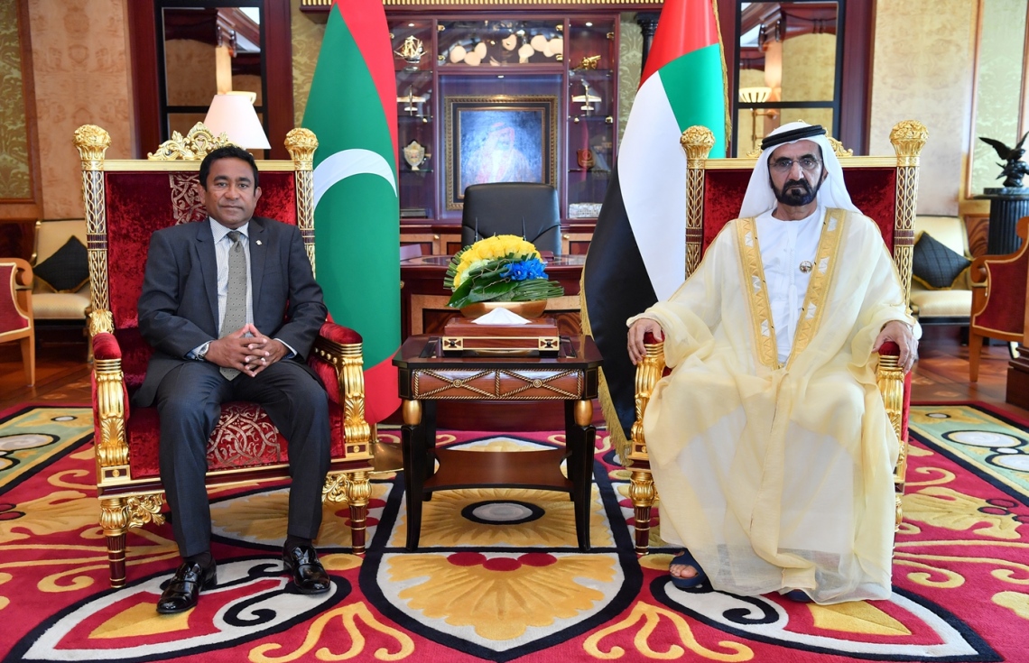 ދުބާއީ، އޮކްޓޯބަރު 17، 2017- ރައީސް އަބްދުﷲ ޔާމީން، ޔޫއޭއީގެ ނައިބު ރައީސް، ބޮޑުވަޒީރު އަދި ދުބާއީގެ ވެރިޔާ ޝޭހު މުހައްމަދު ބިން ރާޝިދު އަލް މަކްތޫމާ ބައްދަލުކުރައްވަނީ.---ފޮޓޯ: ރައީސް އޮފީސް