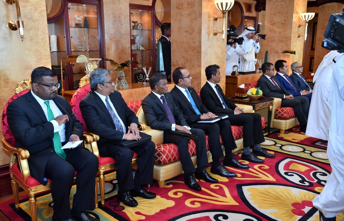 ދުބާއީ، އޮކްޓޯބަރު 17، 2017- ރައީސް އަބްދުﷲ ޔާމީނާއި ޔޫއޭއީގެ ނައިބު ރައީސް، ބޮޑުވަޒީރު އަދި ދުބާއީގެ ވެރިޔާ ޝޭހު މުހައްމަދު ބިން ރާޝިދު އަލް މަކްތޫމް ބޭއްވެވި ބައްދަލުވުމުގައި ބައިވެރިވެވަޑައިގެންނެވި ދިވެހި ސަރުކާރުގެ އިސް އޮފިޝަލުން.---ފޮޓޯ: ރައީސް އޮފީސް
