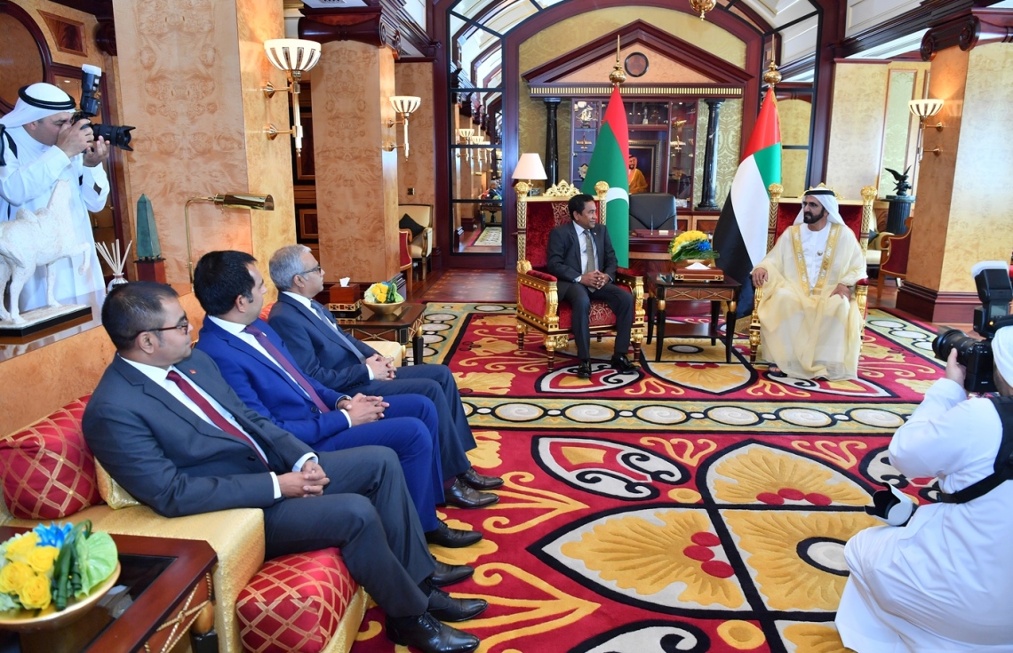 ދުބާއީ، އޮކްޓޯބަރު 17، 2017- ރައީސް އަބްދުﷲ ޔާމީން، ޔޫއޭއީގެ ނައިބު ރައީސް، ބޮޑުވަޒީރު އަދި ދުބާއީގެ ވެރިޔާ ޝޭހު މުހައްމަދު ބިން ރާޝިދު އަލް މަކްތޫމާ ބައްދަލުކުރައްވަނީ.---ފޮޓޯ: ރައީސް އޮފީސް