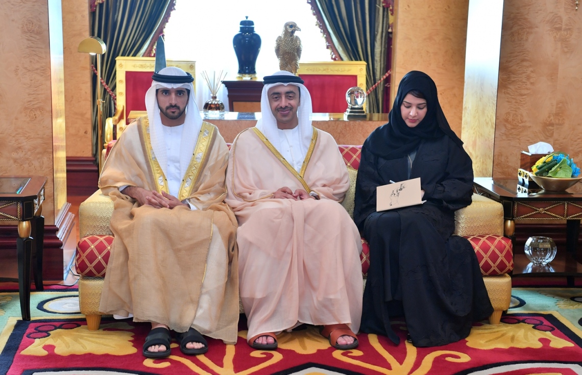 ދުބާއީ، އޮކްޓޯބަރު 17، 2017- ރައީސް އަބްދުﷲ ޔާމީނާއި ޔޫއޭއީގެ ނައިބު ރައީސް، ބޮޑުވަޒީރު އަދި ދުބާއީގެ ވެރިޔާ ޝޭހު މުހައްމަދު ބިން ރާޝިދު އަލް މަކްތޫމް ބޭއްވެވި ބައްދަލުވުމުގައި ބައިވެރިވެވަޑައިގެންނެވި ޔޫއޭއީގެ ސަރުކާރުގެ އިސް އޮފިޝަލުން.---ފޮޓޯ: ރައީސް އޮފީސް