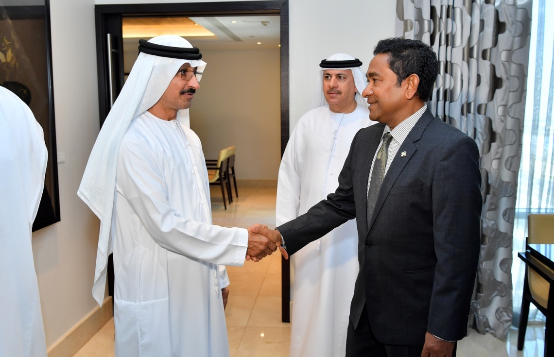 ދުބާއީ، އޮކްޓޯބަރު 17، 2017- ރައީސް އަބްދުﷲ ޔާމީން ޔުނައިޓެޑް އަރަބް އެމިރޭޓްސް (ޔޫއޭއީ) އަށް ކުރައްވަމުން ގެންދަވާ ދަތުރުފުޅުގައި، ދުބާއީ ޕޯޓް ވޯލްޑް (ޑީޕީ ވޯލްޑް)ގެ ސީއީއޯ އަދި ޗެއާމަން ސުލްތާން އަހުމަދު ބިން ސުލޭމާން، ރައީސް ޔާމީންގެ އަރިހަށް ޒިޔާރަތް ކުރައްވަނީ.---ފޮޓޯ: ރައީސް އޮފީސް