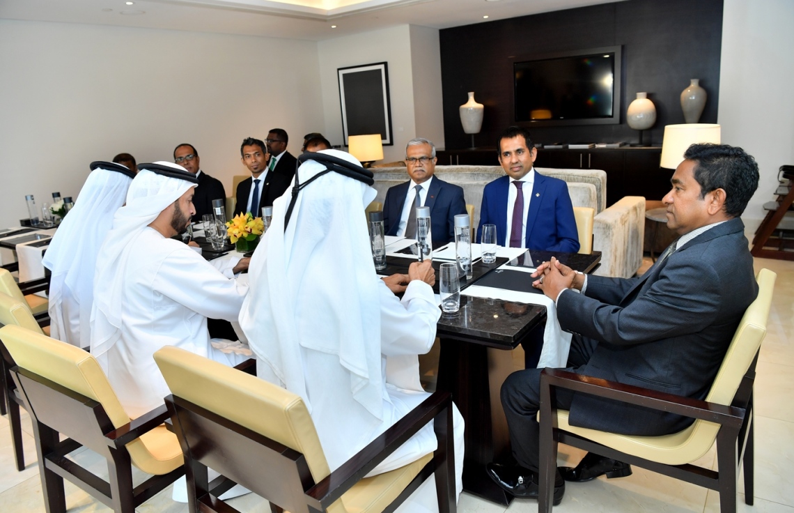 ދުބާއީ، އޮކްޓޯބަރު 17، 2017- ރައީސް އަބްދުﷲ ޔާމީން ޔުނައިޓެޑް އަރަބް އެމިރޭޓްސް (ޔޫއޭއީ) އަށް ކުރައްވަމުން ގެންދަވާ ދަތުރުފުޅުގައި، ދުބާއީ ޕޯޓް ވޯލްޑް (ޑީޕީ ވޯލްޑް)ގެ ސީއީއޯ އަދި ޗެއާމަން ސުލްތާން އަހުމަދު ބިން ސުލޭމާން، ރައީސް ޔާމީންގެ އަރިހަށް ޒިޔާރަތް ކުރައްވަނީ.---ފޮޓޯ: ރައީސް އޮފީސް