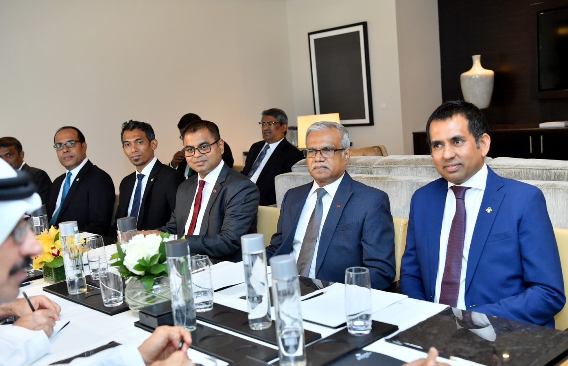 ދުބާއީ، އޮކްޓޯބަރު 17، 2017- ރައީސް އަބްދުﷲ ޔާމީން ޔުނައިޓެޑް އަރަބް އެމިރޭޓްސް (ޔޫއޭއީ) އަށް ކުރައްވަމުން ގެންދަވާ ދަތުރުފުޅުގައި، ދުބާއީ ޕޯޓް ވޯލްޑް (ޑީޕީ ވޯލްޑް)ގެ ސީއީއޯ އަދި ޗެއާމަން ސުލްތާން އަހުމަދު ބިން ސުލޭމާން، ރައީސް ޔާމީންގެ އަރިހަށް ކުރެއްވި ޒިޔާރަތުގައި ބައިވެރިވި ދިވެހި ވަފުދުގެ ބައެއް ބޭފުޅުން.---ފޮޓޯ: ރައީސް އޮފީސް