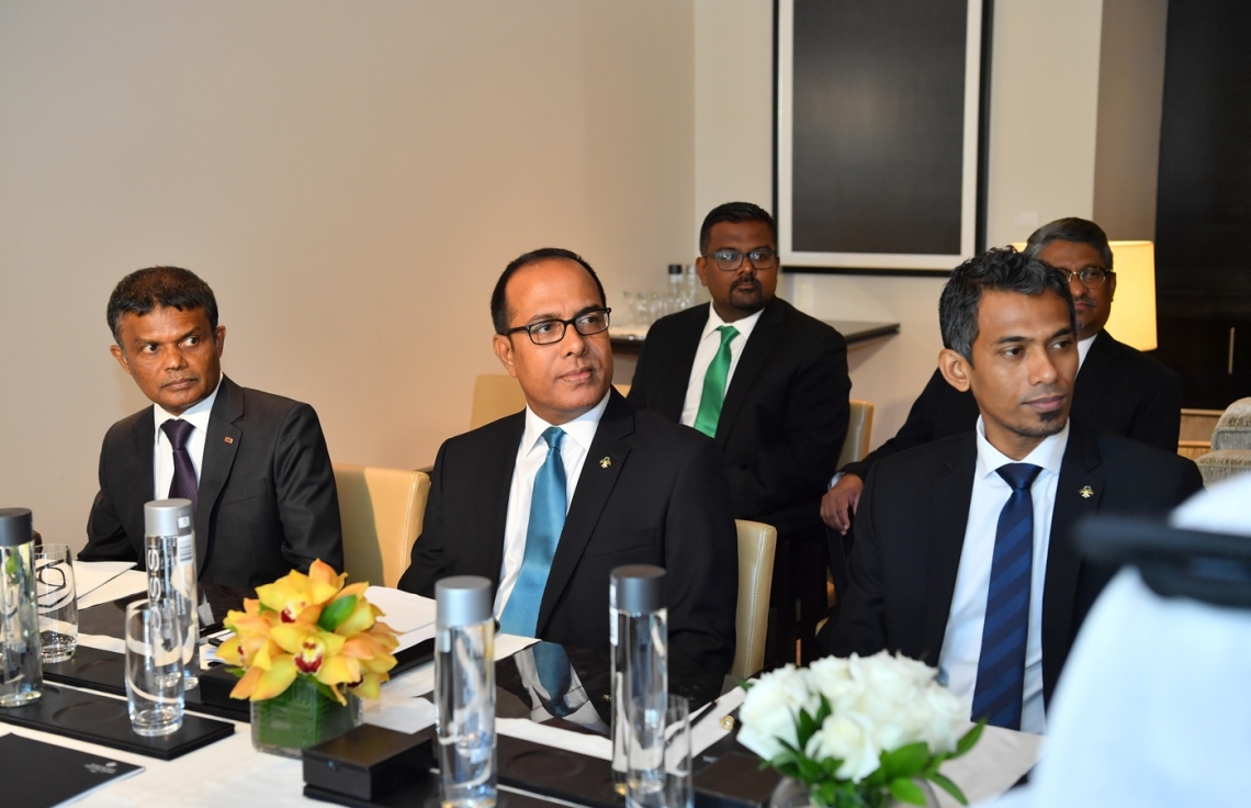 ދުބާއީ، އޮކްޓޯބަރު 17، 2017- ރައީސް އަބްދުﷲ ޔާމީން ޔުނައިޓެޑް އަރަބް އެމިރޭޓްސް (ޔޫއޭއީ) އަށް ކުރައްވަމުން ގެންދަވާ ދަތުރުފުޅުގައި، ދުބާއީ ޕޯޓް ވޯލްޑް (ޑީޕީ ވޯލްޑް)ގެ ސީއީއޯ އަދި ޗެއާމަން ސުލްތާން އަހުމަދު ބިން ސުލޭމާން، ރައީސް ޔާމީންގެ އަރިހަށް ކުރެއްވި ޒިޔާރަތުގައި ބައިވެރިވި ދިވެހި ވަފުދުގެ ބައެއް ބޭފުޅުން.---ފޮޓޯ: ރައީސް އޮފީސް