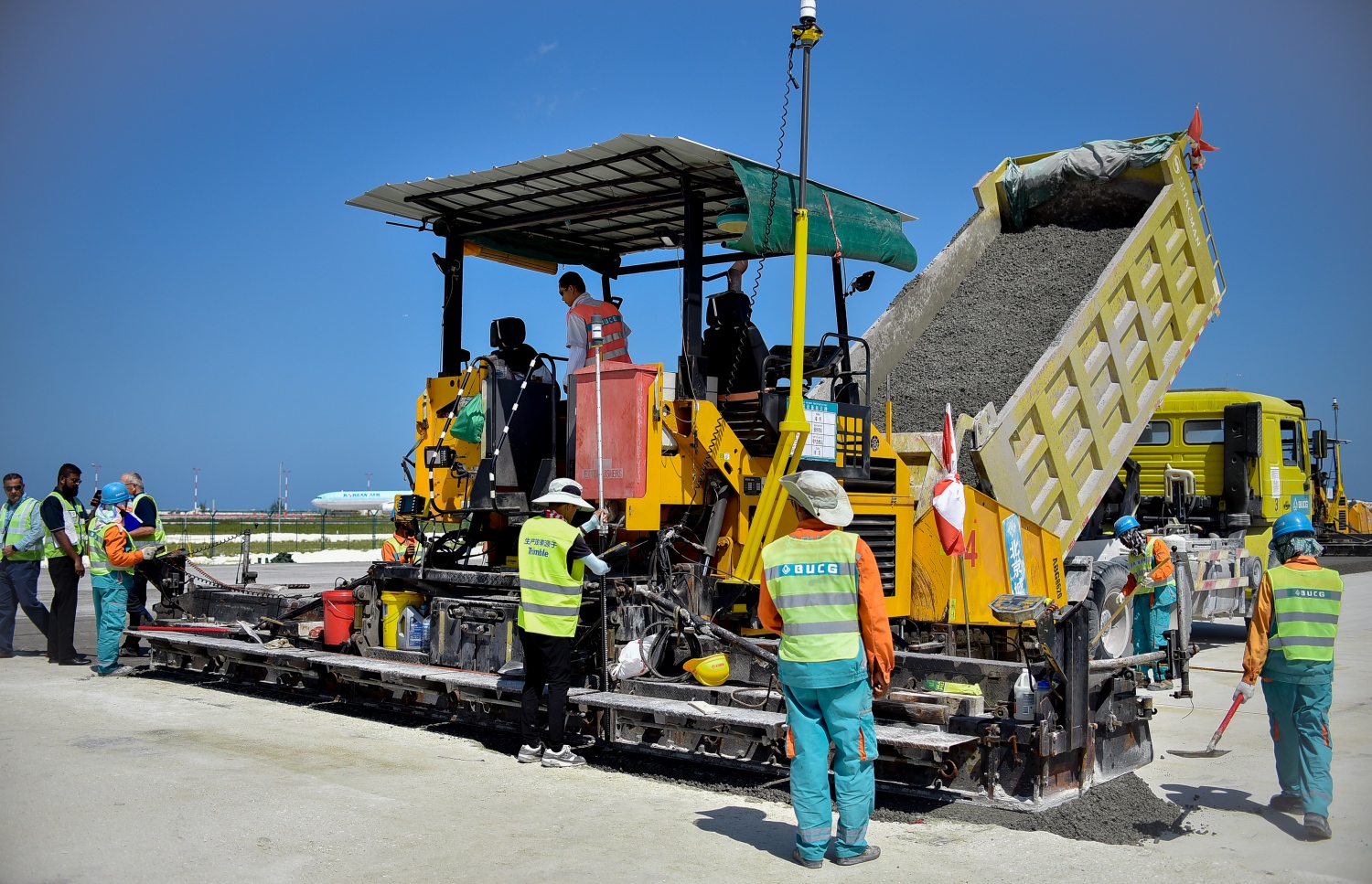 އާ ރަންވޭ ހެދުމުގެ މަސައްކަތް ޗައިނާގެ ކުންފުނިން ކުރަނީ -- ފޮޓޯ: މިހާރު/ނިޝާން އަލީ