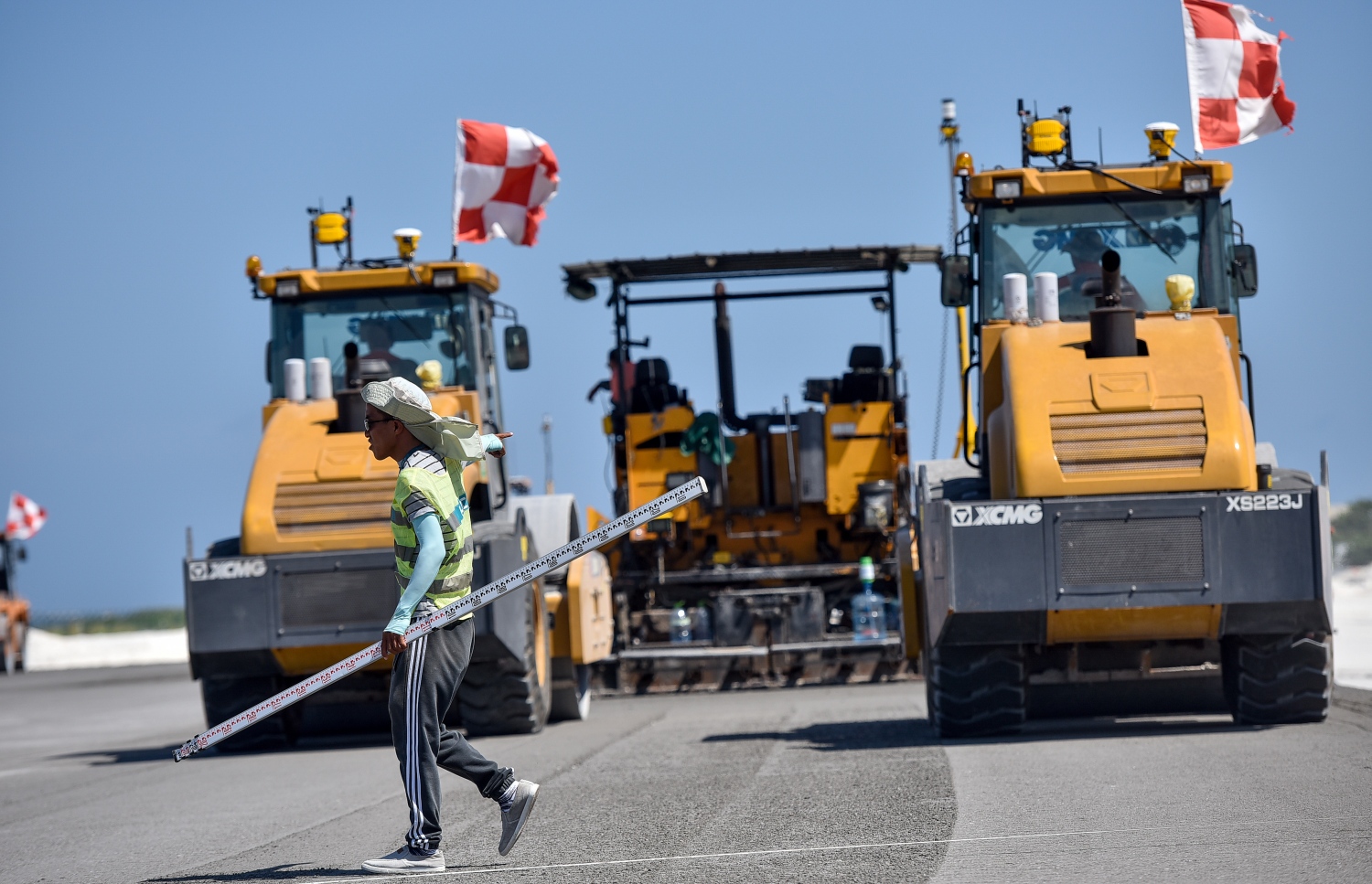 އާ ރަންވޭގެ ދެވަނަ ލޭޔަރުގެ މަސައްކަތްތައް ކުރިއަށް ދަނީ.-- ފޮޓޯ: މިހާރު/ނިޝާން އަލީ