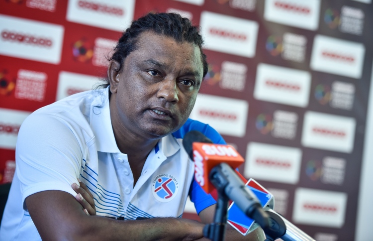 ފުޓްބޯޅަ ހަލާކުކުރަންޏާ ސަޕޯޓަރުން ނާންނާނެ: ސުޒޭން