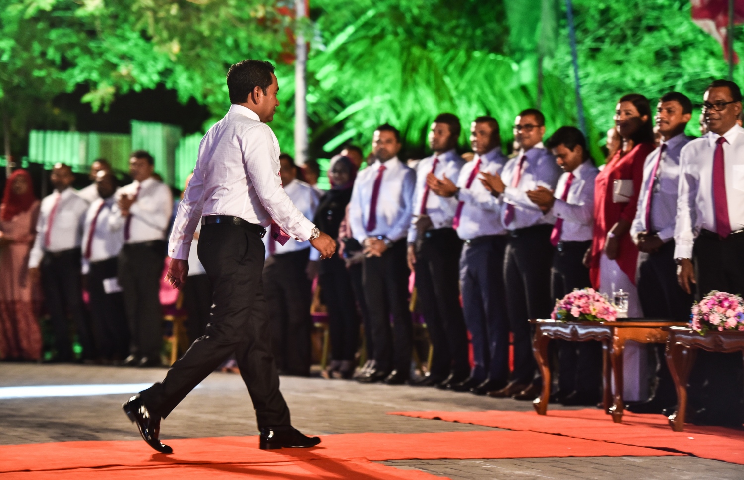 މިރޭ ބޭއްވި ޕީޕީއެމްގެ ޖަލްސާގައި ވާހަކަފުޅު ދެއްކެވުމަށް ފަހު ރައީސް ޔާމީން އިށީނދެވަޑައިގަތުމަށް ވަޑައިގަންނަވާއިރު، އެމަނިކުފާނަށް ތާއީދުކޮށް ތެދުވެ އަތްޖަހަނީ.---ފޮޓޯ: ހުސެއިން ވަހީދު/މިހާރު