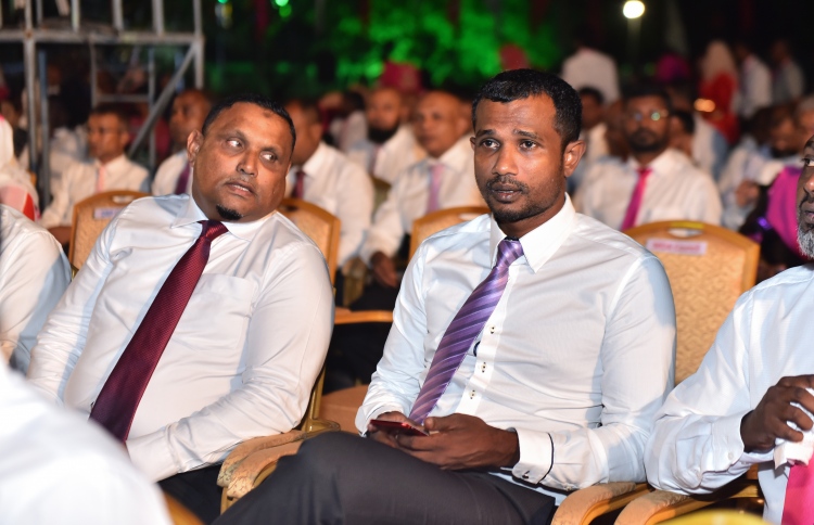 ތޯރިގް ވިދާޅުވަނީ 3 ވަޒީރަކު ވަކިކުރަން އުޅޭ ކަމަށް!