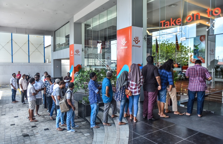 ދިރާގުން އެންމެ ފަހުގެ އައިފޯނު ވިއްކަން ފަށައިފި