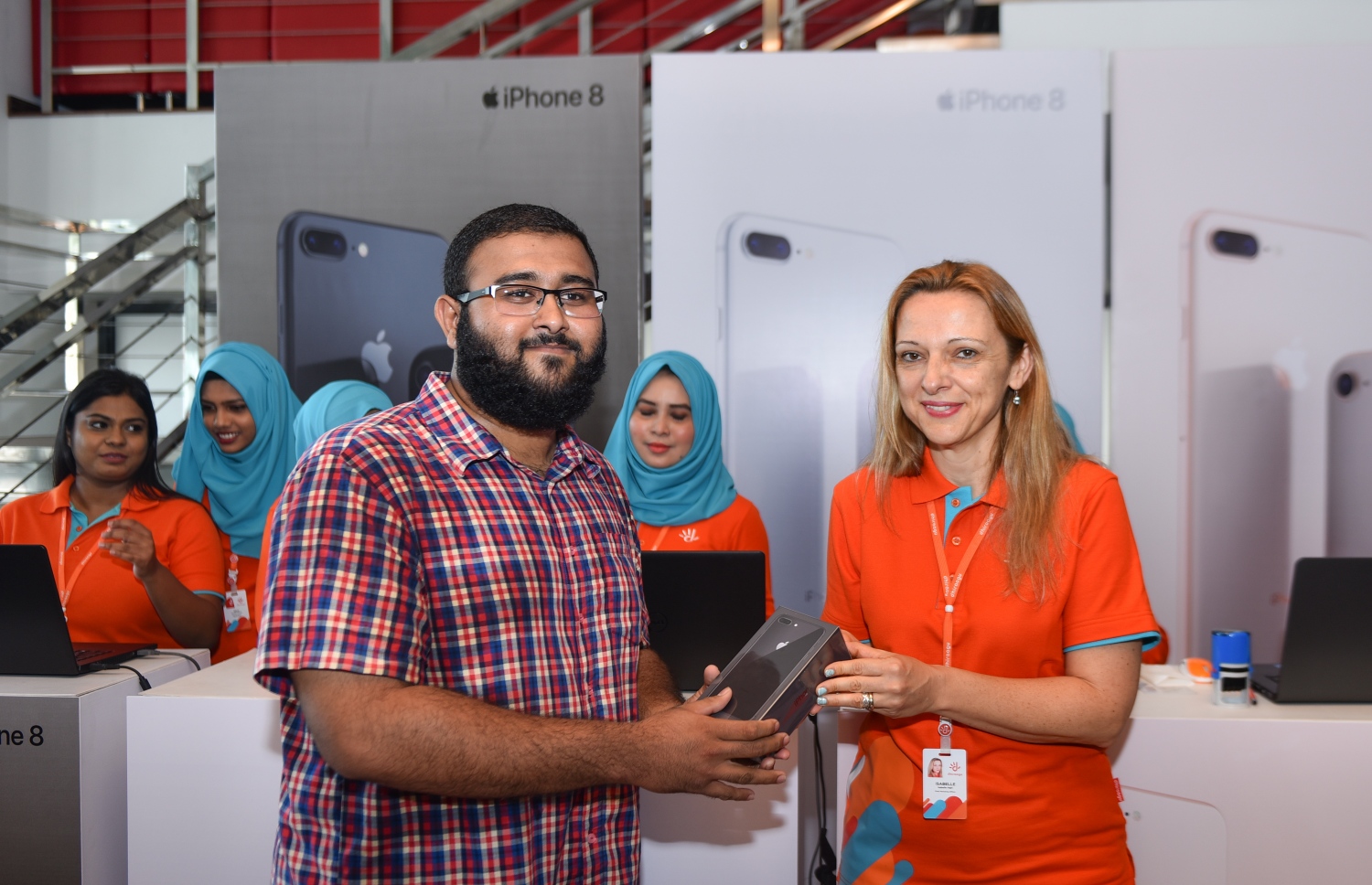 މިދިޔަ މަހު ތައާރަފްކުރި އައިފޯނު 8 އާއި 8 ޕްލަސް ދިރާގުން ވިއްކަން ފެށުމާއެކު އެންމެ ފުރަތަމަ ފޯނު ގަތް ކަސްޓަމަރަށް ދިރާގުގެ ޗީފް މާކެޓިން އޮފިސަރު އިޒަބެލް ފޯނު ހަވާލުކޮށްދެއްވަނީ.--ފޮޓޯ: ހުސެއިން ވަހީދު/މިހާރު