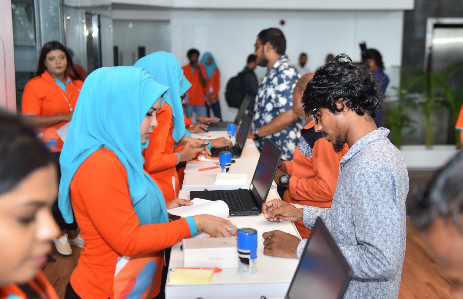 މިދިޔަ މަހު ތައާރަފްކުރި އައިފޯނު 8 އާއި 8 ޕްލަސް ދިރާގުން ވިއްކަން ފެށުމުން ކަސްޓަމަރުންނަށް މިއަދު ފޯނު ހަވާލުކުރަނީ.---ފޮޓޯ: ހުސެއިން ވަހީދު/މިހާރު