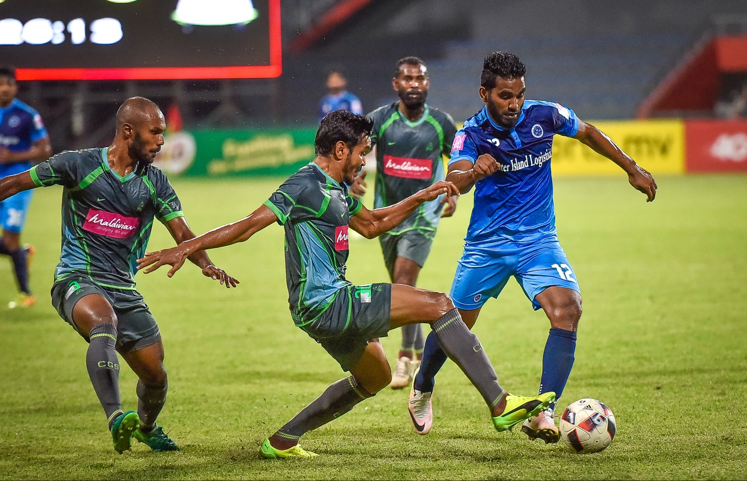 ގްރީން ސްޓްރީޓްސްގެ ޝާފީ (މ) އާއި ސާއިފް (ވ) ކައިރިން ނިއުގެ ދަގަނޑޭ ބޯޅަ ފޮނުވާލަން މަސައްކަތް ކުރަނީ.-- ފޮޓޯ: ނިޝާން އަލީ/ މިހާރު