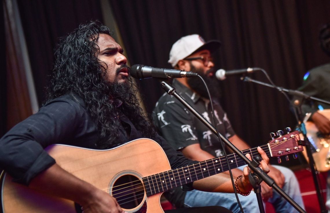 މާލެ: އޮކްޓޯބަރު 20، 2017- ދިވެހި ފިލްމު އިންޑަސްޓްރީގެ އެންމެ މަޝްހޫރު އެއް ބަތަލު ނިއުމާ މުހައްމަދުގެ ފިލްމީ ކެރިއާ އަށް 20 އަހަރު ފުރުން ފާހަގަކުރުމަށް ދަރުބާރުގޭގައި ބޭއްވި ހަފުލާގެ ތެރެއިން: އޭނާ ވަނީ ފިލްމު ކުޅުމުން ރިޓަޔާ ކުރާކަން ވެސް މި ހަފުލާގައި އިއުލާންކޮށްފައި.---ފޮޓޯ: ހުސެއިން ވަހީދު/މިހާރު