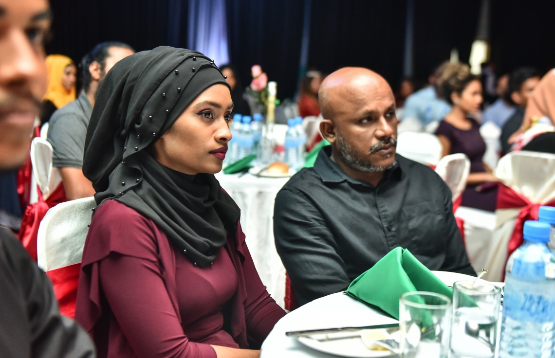 މާލެ: އޮކްޓޯބަރު 20، 2017- ދިވެހި ފިލްމު އިންޑަސްޓްރީގެ އެންމެ މަޝްހޫރު އެއް ބަތަލު ނިއުމާ މުހައްމަދުގެ ފިލްމީ ކެރިއާ އަށް 20 އަހަރު ފުރުން ފާހަގަކުރުމަށް ދަރުބާރުގޭގައި ބޭއްވި ހަފުލާގެ ތެރެއިން: އޭނާ ވަނީ ފިލްމު ކުޅުމުން ރިޓަޔާ ކުރާކަން ވެސް މި ހަފުލާގައި އިއުލާންކޮށްފައި.---ފޮޓޯ: ހުސެއިން ވަހީދު/މިހާރު