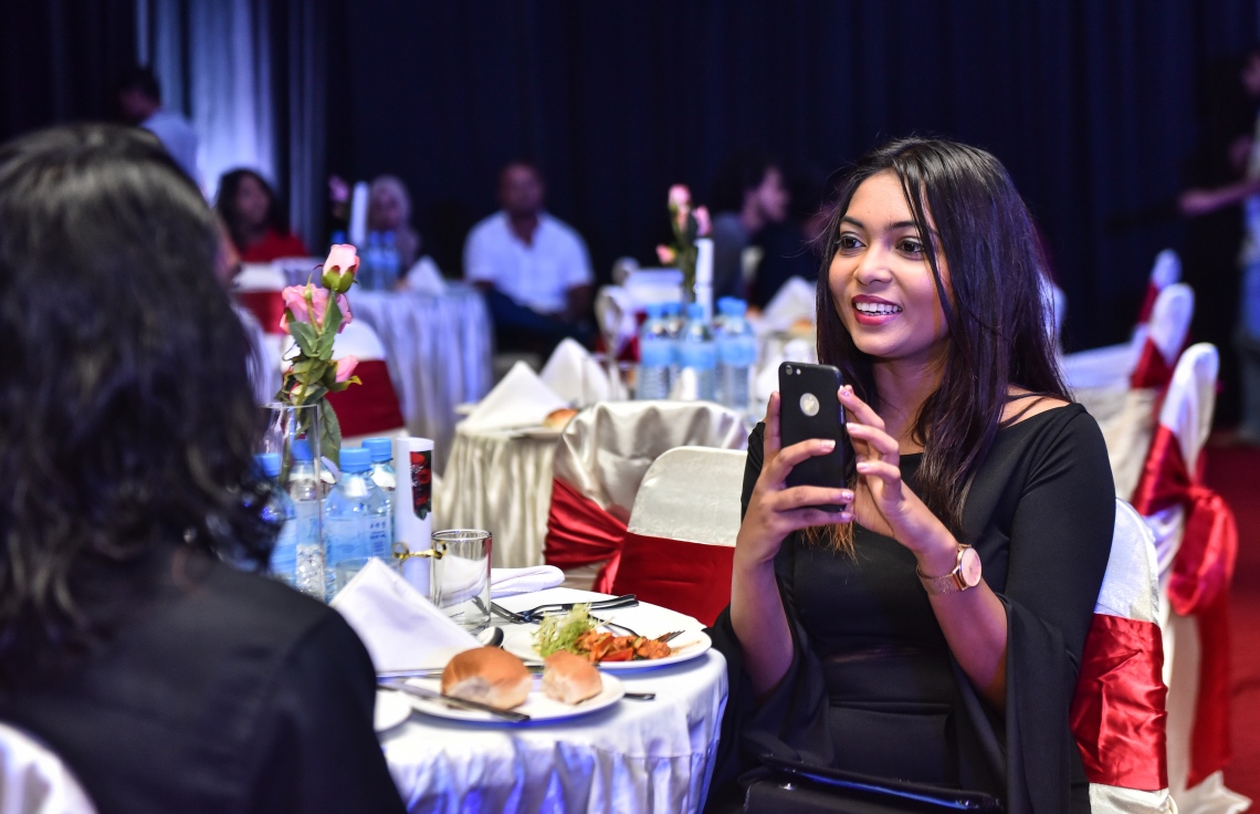 މާލެ: އޮކްޓޯބަރު 20، 2017- ދިވެހި ފިލްމު އިންޑަސްޓްރީގެ އެންމެ މަޝްހޫރު އެއް ބަތަލު ނިއުމާ މުހައްމަދުގެ ފިލްމީ ކެރިއާ އަށް 20 އަހަރު ފުރުން ފާހަގަކުރުމަށް ދަރުބާރުގޭގައި ބޭއްވި ހަފުލާގެ ތެރެއިން: އޭނާ ވަނީ ފިލްމު ކުޅުމުން ރިޓަޔާ ކުރާކަން ވެސް މި ހަފުލާގައި އިއުލާންކޮށްފައި.---ފޮޓޯ: ހުސެއިން ވަހީދު/މިހާރު