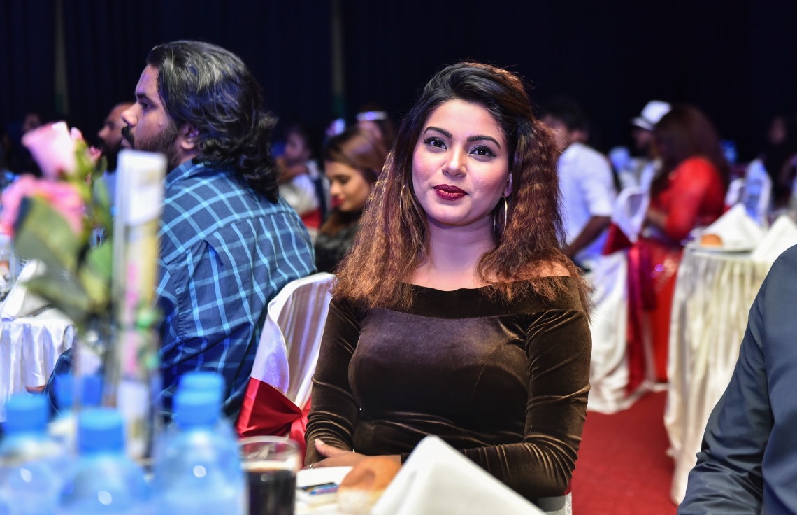 މާލެ: އޮކްޓޯބަރު 20، 2017- ދިވެހި ފިލްމު އިންޑަސްޓްރީގެ އެންމެ މަޝްހޫރު އެއް ބަތަލު ނިއުމާ މުހައްމަދުގެ ފިލްމީ ކެރިއާ އަށް 20 އަހަރު ފުރުން ފާހަގަކުރުމަށް ދަރުބާރުގޭގައި ބޭއްވި ހަފުލާގެ ތެރެއިން: އޭނާ ވަނީ ފިލްމު ކުޅުމުން ރިޓަޔާ ކުރާކަން ވެސް މި ހަފުލާގައި އިއުލާންކޮށްފައި.---ފޮޓޯ: ހުސެއިން ވަހީދު/މިހާރު