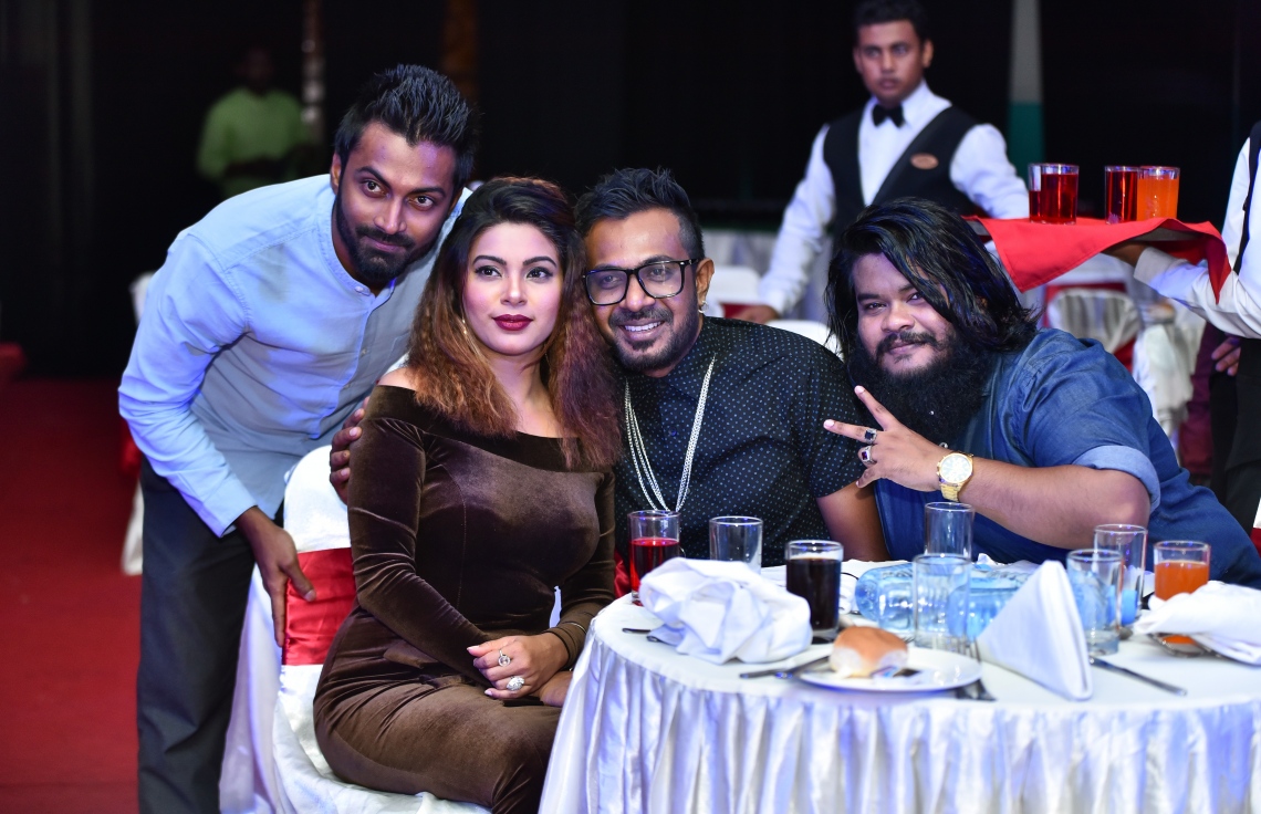 މާލެ: އޮކްޓޯބަރު 20، 2017- ދިވެހި ފިލްމު އިންޑަސްޓްރީގެ އެންމެ މަޝްހޫރު އެއް ބަތަލު ނިއުމާ މުހައްމަދުގެ ފިލްމީ ކެރިއާ އަށް 20 އަހަރު ފުރުން ފާހަގަކުރުމަށް ދަރުބާރުގޭގައި ބޭއްވި ހަފުލާގެ ތެރެއިން: އޭނާ ވަނީ ފިލްމު ކުޅުމުން ރިޓަޔާ ކުރާކަން ވެސް މި ހަފުލާގައި އިއުލާންކޮށްފައި.---ފޮޓޯ: ހުސެއިން ވަހީދު/މިހާރު