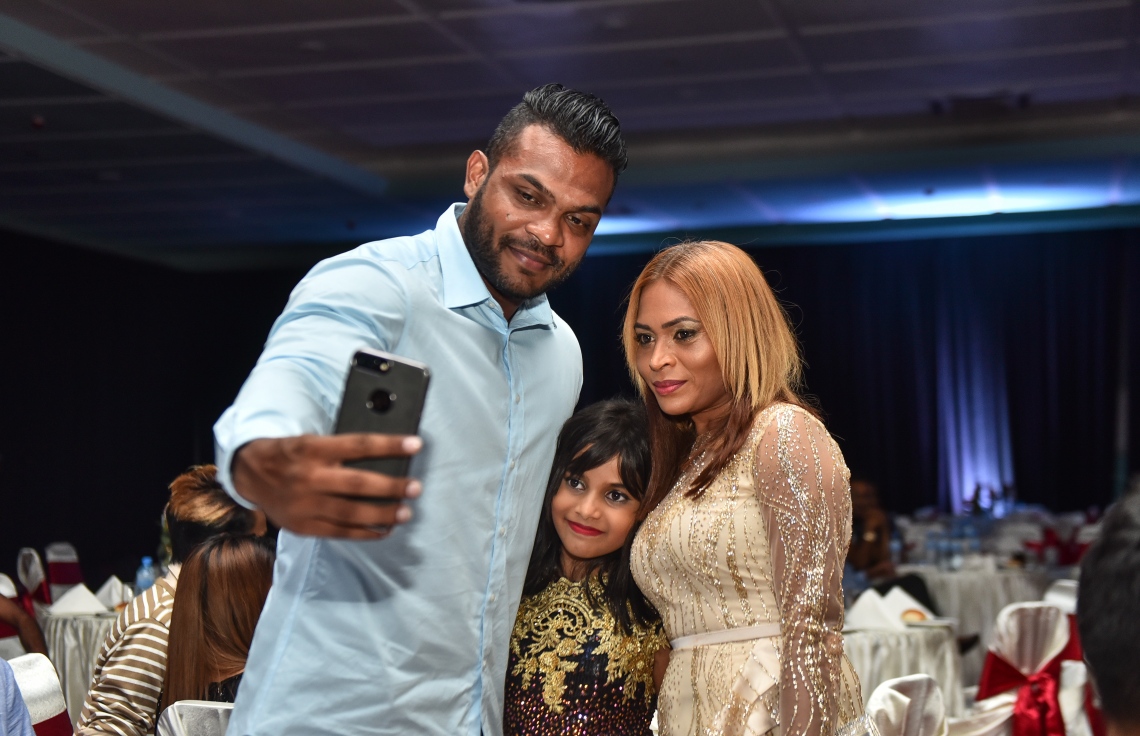 މާލެ: އޮކްޓޯބަރު 20، 2017- ދިވެހި ފިލްމު އިންޑަސްޓްރީގެ އެންމެ މަޝްހޫރު އެއް ބަތަލު ނިއުމާ މުހައްމަދުގެ ފިލްމީ ކެރިއާ އަށް 20 އަހަރު ފުރުން ފާހަގަކުރުމަށް ދަރުބާރުގޭގައި ބޭއްވި ހަފުލާގެ ތެރެއިން: އޭނާ ވަނީ ފިލްމު ކުޅުމުން ރިޓަޔާ ކުރާކަން ވެސް މި ހަފުލާގައި އިއުލާންކޮށްފައި.---ފޮޓޯ: ހުސެއިން ވަހީދު/މިހާރު