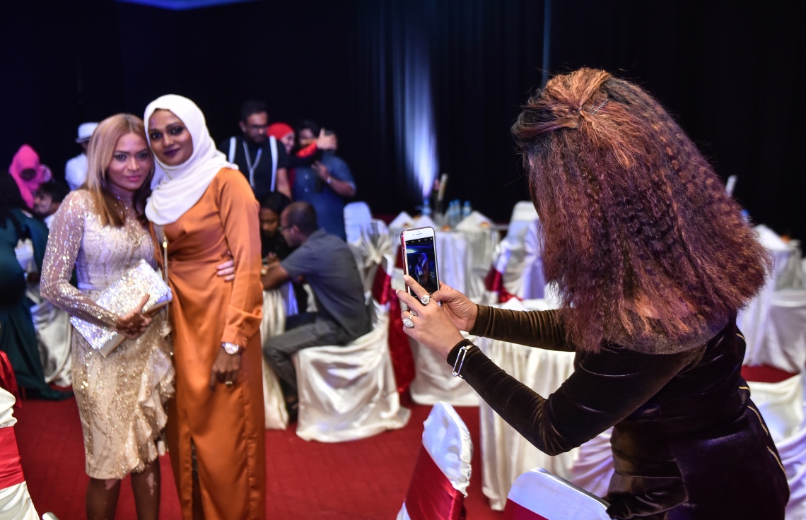 މާލެ: އޮކްޓޯބަރު 20، 2017- ދިވެހި ފިލްމު އިންޑަސްޓްރީގެ އެންމެ މަޝްހޫރު އެއް ބަތަލު ނިއުމާ މުހައްމަދުގެ ފިލްމީ ކެރިއާ އަށް 20 އަހަރު ފުރުން ފާހަގަކުރުމަށް ދަރުބާރުގޭގައި ބޭއްވި ހަފުލާގައި ނިއުމާގެ ފޮޓޯއެއް އެހެން މީހަކު މޮބައިލް ފޯނުން ނަގަނީ: އޭނާ ވަނީ ފިލްމު ކުޅުމުން ރިޓަޔާ ކުރާކަން ވެސް މި ހަފުލާގައި އިއުލާންކޮށްފައި.---ފޮޓޯ: ހުސެއިން ވަހީދު/މިހާރު