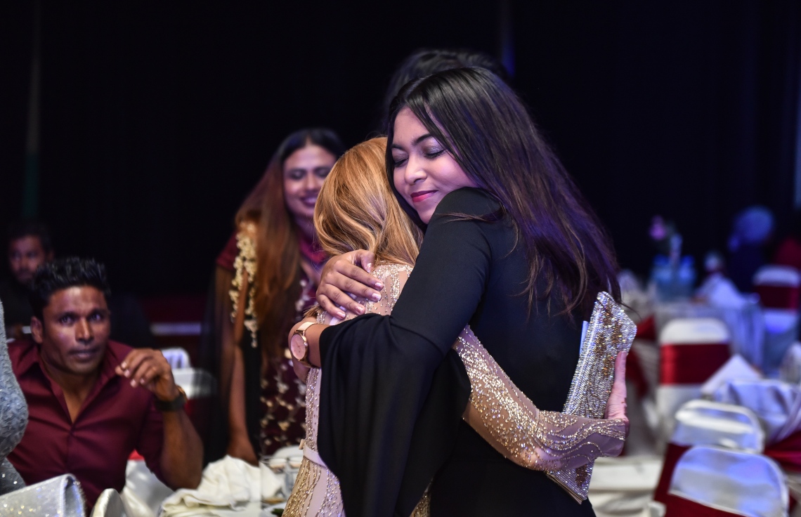 މާލެ: އޮކްޓޯބަރު 20، 2017- ދިވެހި ފިލްމު އިންޑަސްޓްރީގެ އެންމެ މަޝްހޫރު އެއް ބަތަލު ނިއުމާ މުހައްމަދުގެ ފިލްމީ ކެރިއާ އަށް 20 އަހަރު ފުރުން ފާހަގަކުރުމަށް ދަރުބާރުގޭގައި ބޭއްވި ހަފުލާގެ ތެރެއިން: އޭނާ ވަނީ ފިލްމު ކުޅުމުން ރިޓަޔާ ކުރާކަން ވެސް މި ހަފުލާގައި އިއުލާންކޮށްފައި.---ފޮޓޯ: ހުސެއިން ވަހީދު/މިހާރު