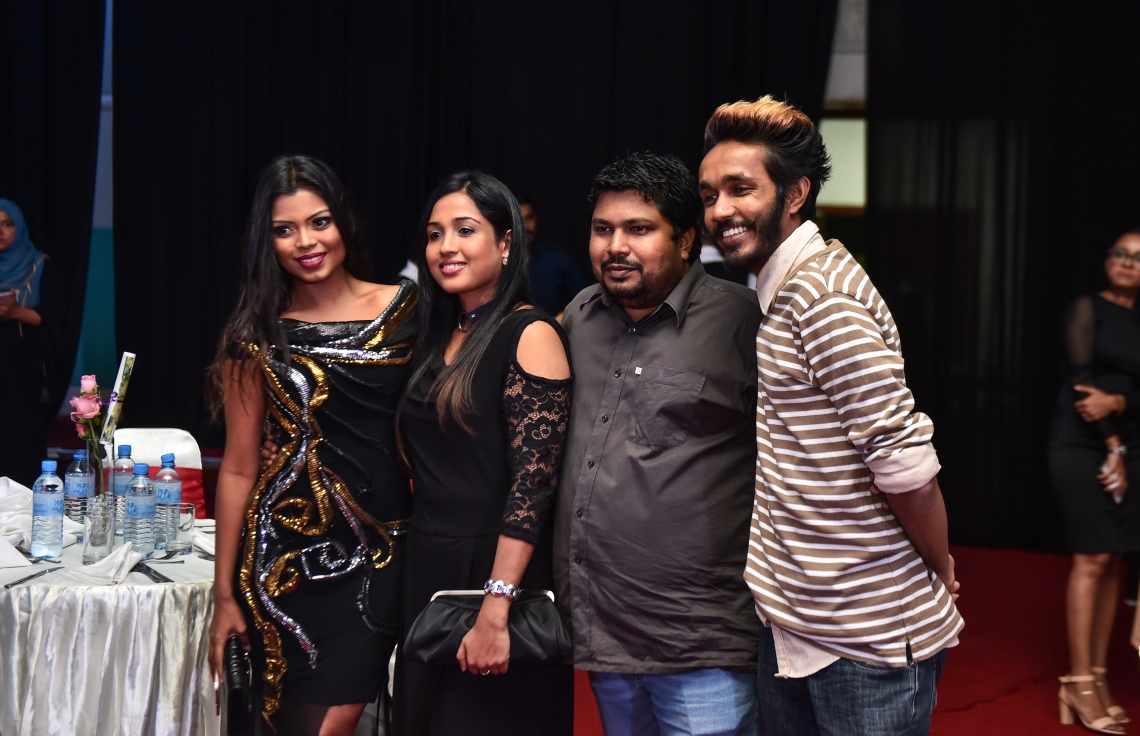 މާލެ: އޮކްޓޯބަރު 20، 2017- ދިވެހި ފިލްމު އިންޑަސްޓްރީގެ އެންމެ މަޝްހޫރު އެއް ބަތަލު ނިއުމާ މުހައްމަދުގެ ފިލްމީ ކެރިއާ އަށް 20 އަހަރު ފުރުން ފާހަގަކުރުމަށް ދަރުބާރުގޭގައި ބޭއްވި ހަފުލާގެ ތެރެއިން: އޭނާ ވަނީ ފިލްމު ކުޅުމުން ރިޓަޔާ ކުރާކަން ވެސް މި ހަފުލާގައި އިއުލާންކޮށްފައި.---ފޮޓޯ: ހުސެއިން ވަހީދު/މިހާރު