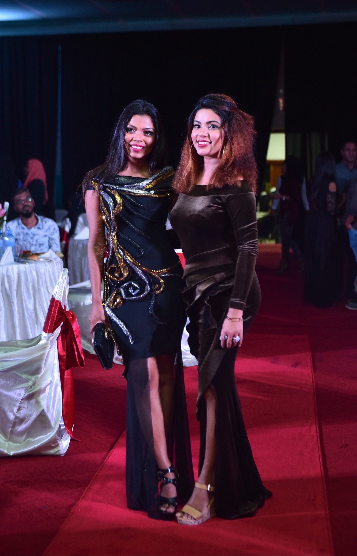 މާލެ: އޮކްޓޯބަރު 20، 2017- ދިވެހި ފިލްމު އިންޑަސްޓްރީގެ އެންމެ މަޝްހޫރު އެއް ބަތަލު ނިއުމާ މުހައްމަދުގެ ފިލްމީ ކެރިއާ އަށް 20 އަހަރު ފުރުން ފާހަގަކުރުމަށް ދަރުބާރުގޭގައި ބޭއްވި ހަފުލާގެ ތެރެއިން: އޭނާ ވަނީ ފިލްމު ކުޅުމުން ރިޓަޔާ ކުރާކަން ވެސް މި ހަފުލާގައި އިއުލާންކޮށްފައި.---ފޮޓޯ: ހުސެއިން ވަހީދު/މިހާރު