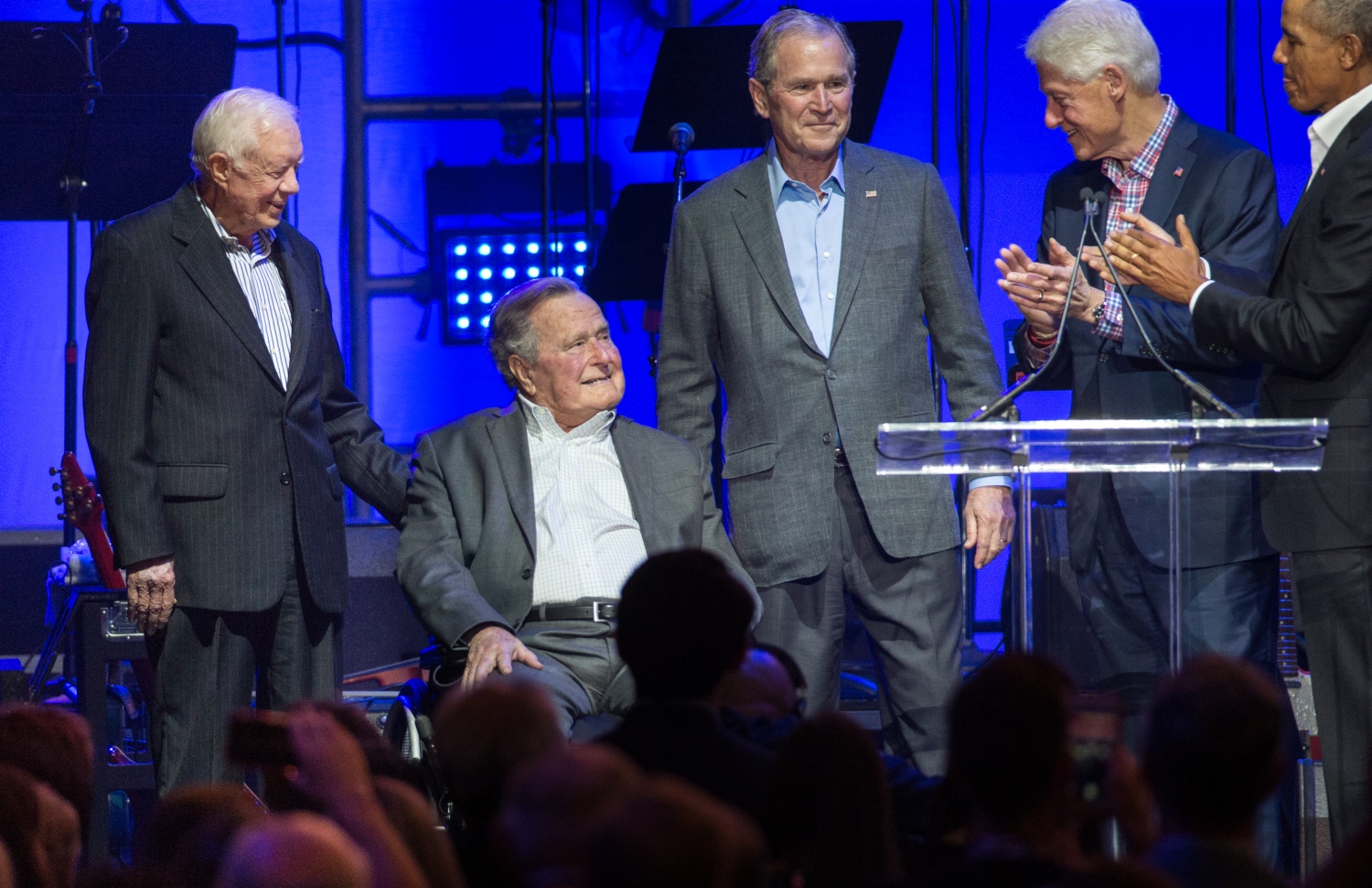 ދުނިޔޭގައި ތިއްބެވި އެމެރިކާގެ ކުރީގެ ފަސް ރައީސުން ކަމަށްވާ (ވ-ކ) ޖިމީ ކާޓާ، ޖޯޖް އެޗްޑަބްލިއު. ބުޝް، ޖޯޖް ޑަބްލިއު ބުޝް، ބިލް ކްލިންޓަން އަދި ބަރަކް އޮބާމާ ހަރިކޭން ރިލީފް ކޮންސެޓުގައި ބައިވެރިވެވަޑައިގަންނަވަނީ. --ފޮޓޯ:އޭއެފްޕީ