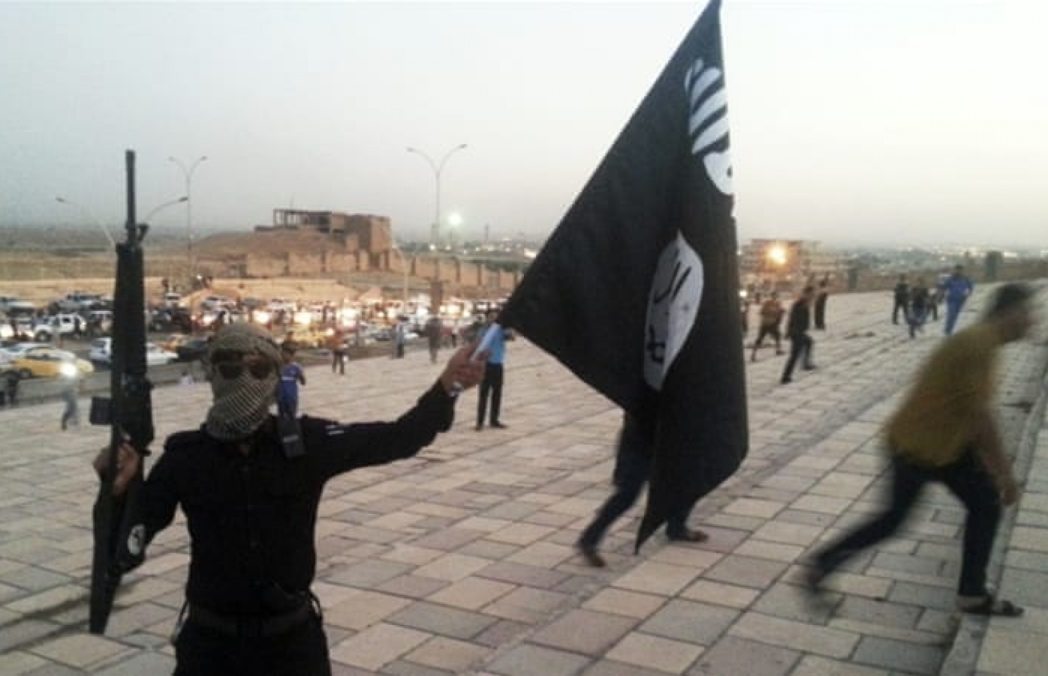 އައިއެސް ޖަމާއަތުގެ ހަނގުރާމަވެރިންތަކެއް ސީރިޔާގައި. --ފޮޓޯ:ރޮއިޓާސް