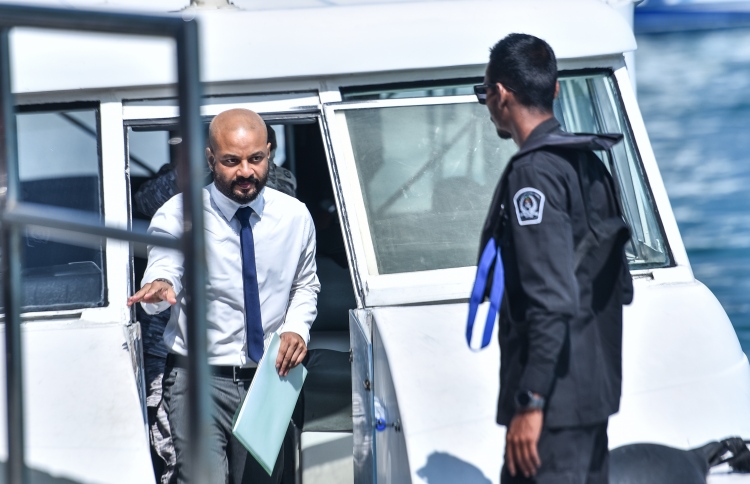 ފާރިސްގެ ޑީލް ހެދުމުގެ ވިސްނުމެއް، މާޔޫސްވުމެއް ނެތް