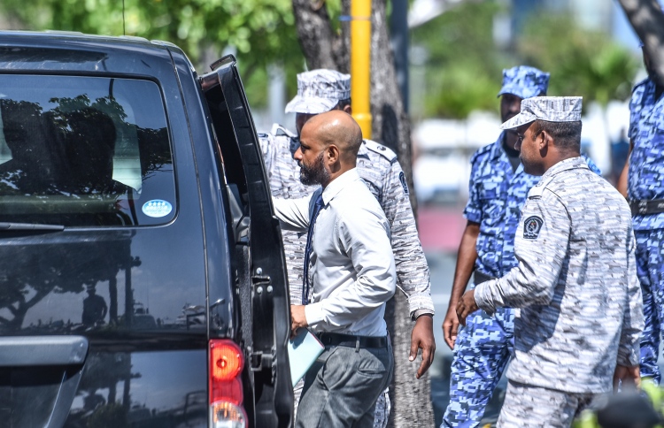 ފާރިސްގެ އަޑުއެހުން ފަސްކޮށްދޭން ވަކީލުން އެދެފި