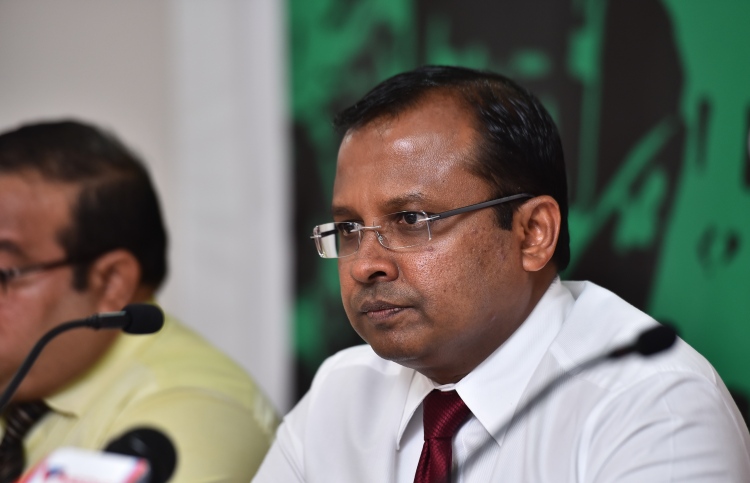 ރިޔާޒަށް ކުރާ ދައުވާގެ ލިޔުންތައް އޭނާއާ ހަވާލުކޮށްފި