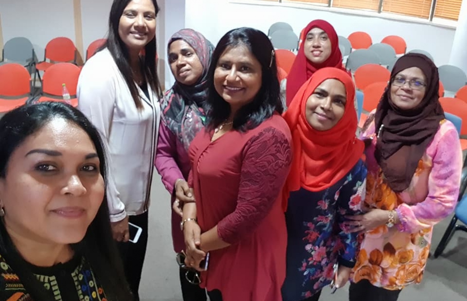 ތައުލީމާ ގުޅޭ ގޮތުން ބޭއްވި އިވެންޓަކަށް ފަހު، މާލޭ ސްކޫލުގެ ޕްރިންސިޕަލުންތަކެއް، އެޑިއުކޭޝަން މިނިސްޓަރު ޑރ. އައިޝަތު ޝިހާމާ އެކު (ވ-2) ސެލްފީއެއް ނަންގަވަނީ