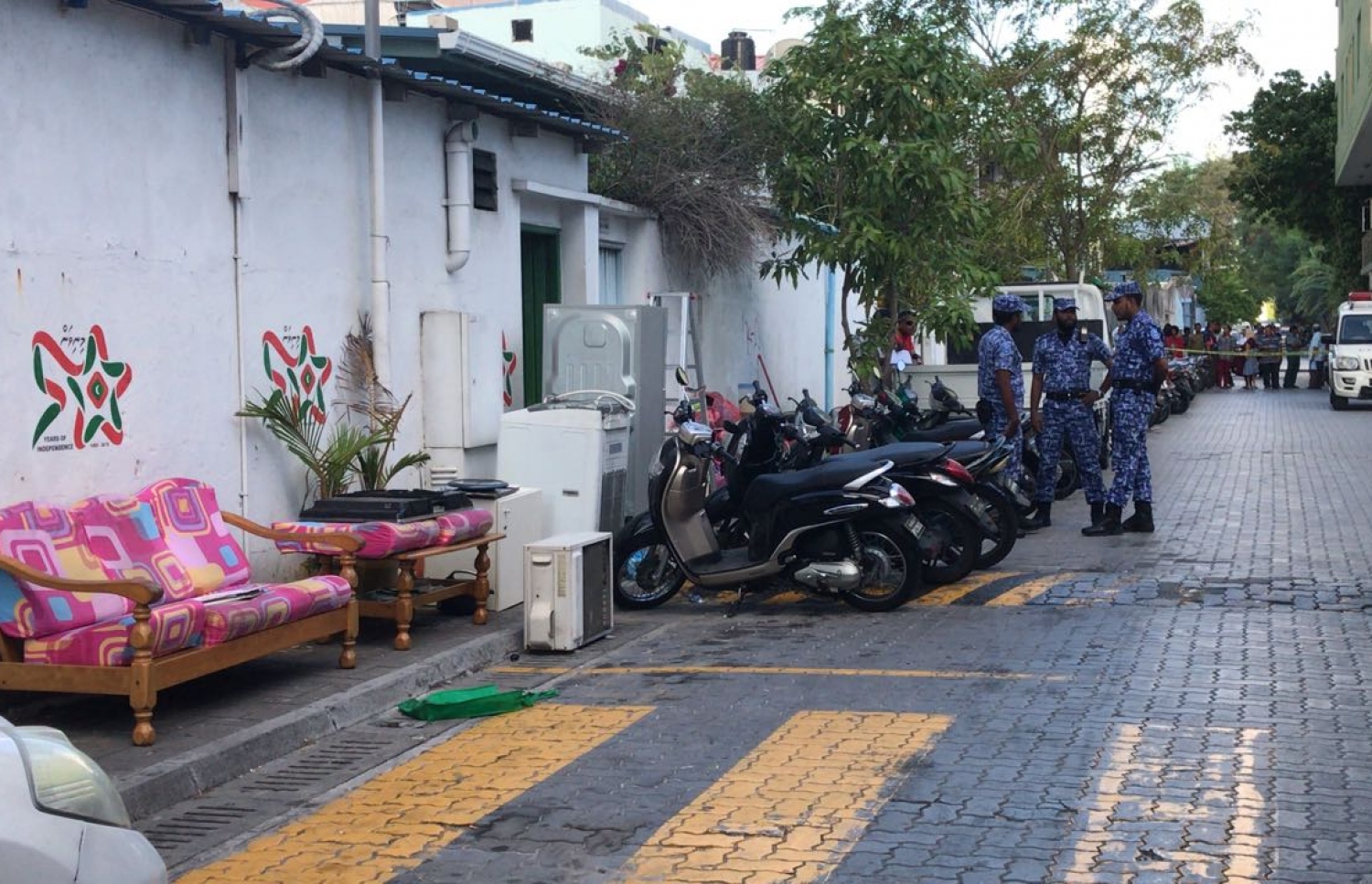 ބަނޑޭރި ކޮށި ގެއަކަށް ވަދެ ފުލުހުން ވަދެ އެ ގޭގައި ހުރި ސާމާނުތައް ނެރެ ޕޭވްމަންޓުމަތީގައި ބަހައްޓާފައި.