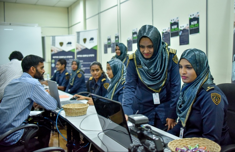 އިމިގްރޭޝަންގެ ދެ ވެރިއަކު ސަސްޕެންޑްކޮށްފި