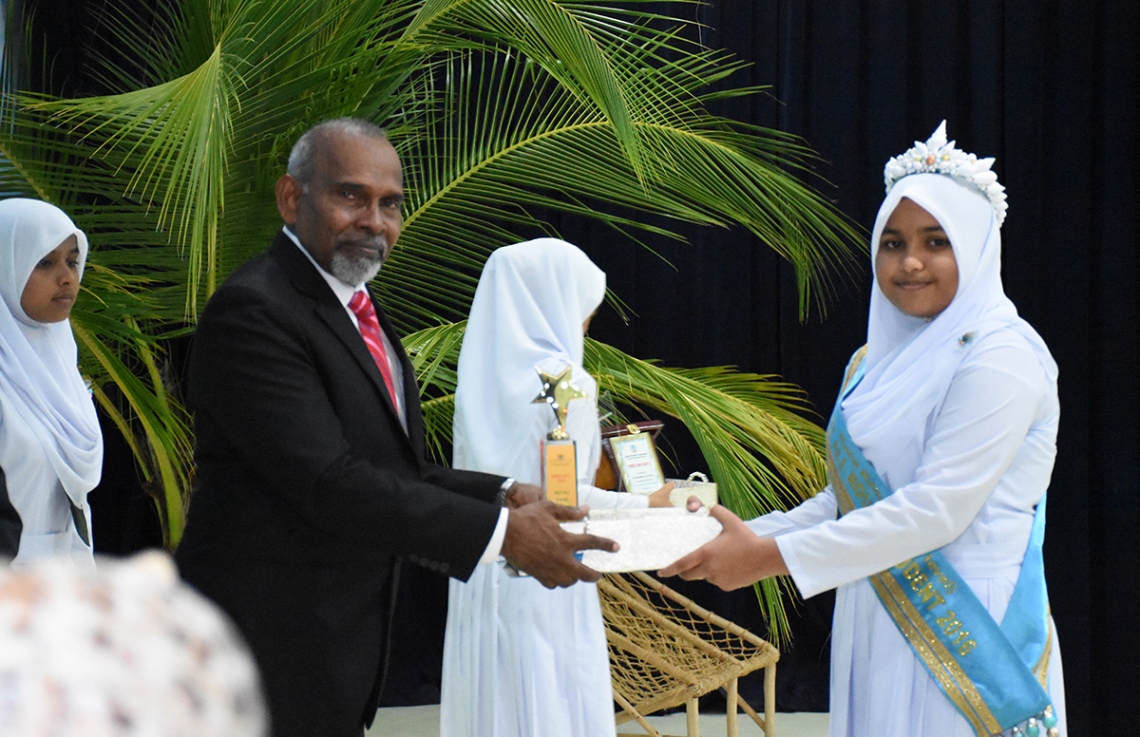 ބ. އޭދަފުށި: އޮކްޓޯބަރު 27، 2017: ބ. އަތޮޅު ތައުލީމީ މަރުކަޒުގެ 2016 ވަނަ އަހަރުގެ އަހަރީ އިނާމު ދިނުމުގެ ޖަލްސާގައި އެ ހަފުލާ ޝަރަފުވެރި ކޮށްދެއްވި އެޑިއުކޭޝަން މިނިސްޓްރީގެ ސީނިއާ ޕޮލިސީ އެގްޒެކްޓިވް އިބްރާހިމް އިސްމާއިލް(ވ)، ހުރިހާ ގޮތަކުން އެންމެ މޮޅު ދަރިވަރު ހަނާ ހަމްދީއަށް ޓްރޮފީ ހަވާލު ކުރައްވަނީ.-- ފޮޓޯ: ތޯރިގް އަބްދުލް ރަހުމާން