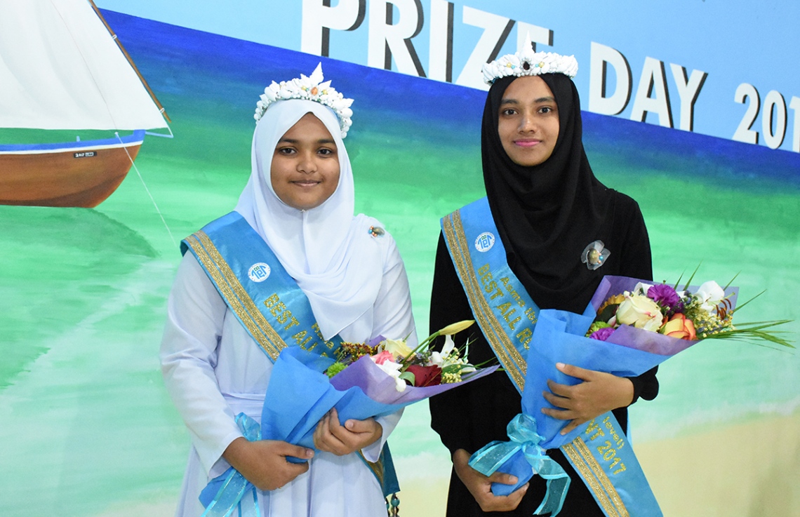 ބ. އޭދަފުށި: އޮކްޓޯބަރު 27، 2017: ބ. އަތޮޅު ތައުލީމީ މަރުކަޒުގެ 2016 ވަނަ އަހަރުގެ އަހަރީ އިނާމު ދިނުމުގެ ޖަލްސާގައި ހުރިހާ ގޮތަކުން އެންމެ މޮޅު ދަރިވަރަކަށް ހޮވުނު ހަނާ ހަމްދީ(ވ)، އަދި އަސްމާ އިބްރާހިމް ރަޝީދު(ކ) ފޮޓޯއަކަށް ހުއްޓިގެން.-- ފޮޓޯ: ތޯރިގް އަބްދުލް ރަހުމާން