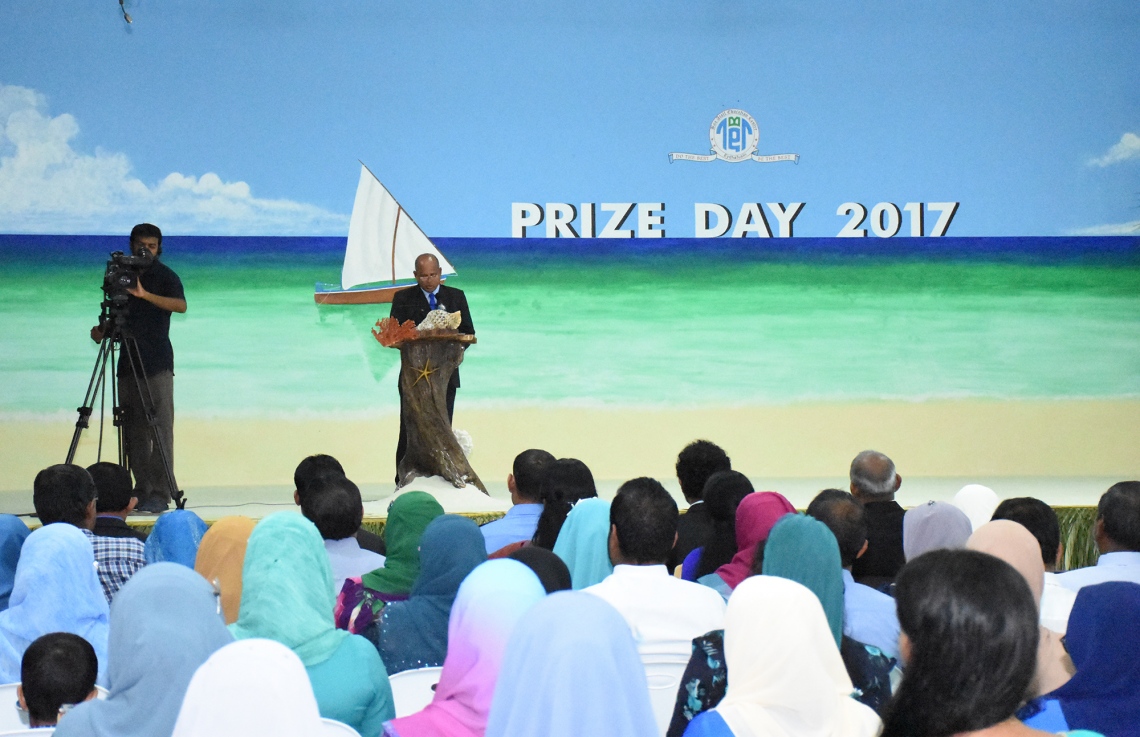 ބ. އޭދަފުށި: އޮކްޓޯބަރު 27، 2017: ބ. އަތޮޅު ތައުލީމީ މަރުކަޒުގެ 2016 ވަނަ އަހަރުގެ އަހަރީ އިނާމު ދިނުމުގެ ޖަލްސާގައި އެ ހަފުލާ ޝަރަފުވެރި ކޮށްދެއްވި އެޑިއުކޭޝަން މިނިސްޓްރީގެ ސީނިއާ ޕޮލިސީ އެގްޒެކްޓިވް އިބްރާހިމް އިސްމާއިލް ވާހަކަ ދައްކަވަނީ.-- ފޮޓޯ: ތޯރިގް އަބްދުލް ރަހުމާން