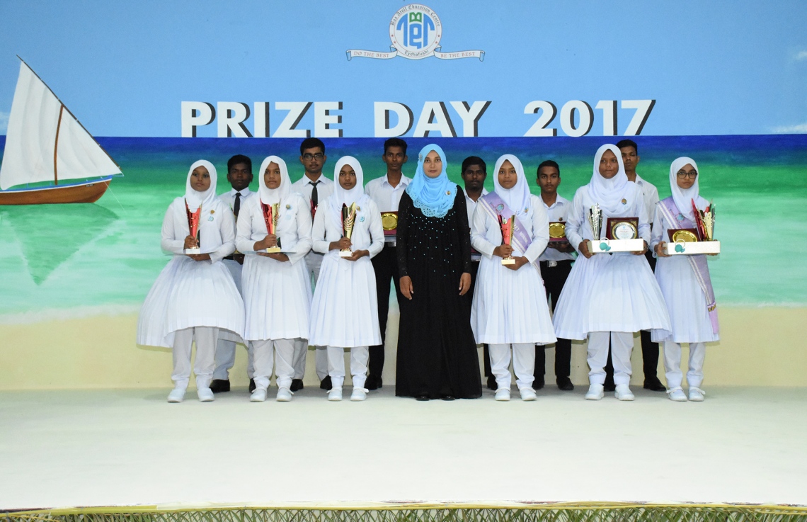 ބ. އޭދަފުށި: އޮކްޓޯބަރު 27، 2017: ބ. އަތޮޅު ތައުލީމީ މަރުކަޒުގެ 2016 ވަނަ އަހަރުގެ އަހަރީ އިނާމު ދިނުމުގެ ޖަލްސާގައި އެކި ވަނަތައް ލިބުނު ދަރިވަރުން ފޮޓޯއަކަށް ހުއްޓިގެން.-- ފޮޓޯ: ތޯރިގް އަބްދުލް ރަހުމާން