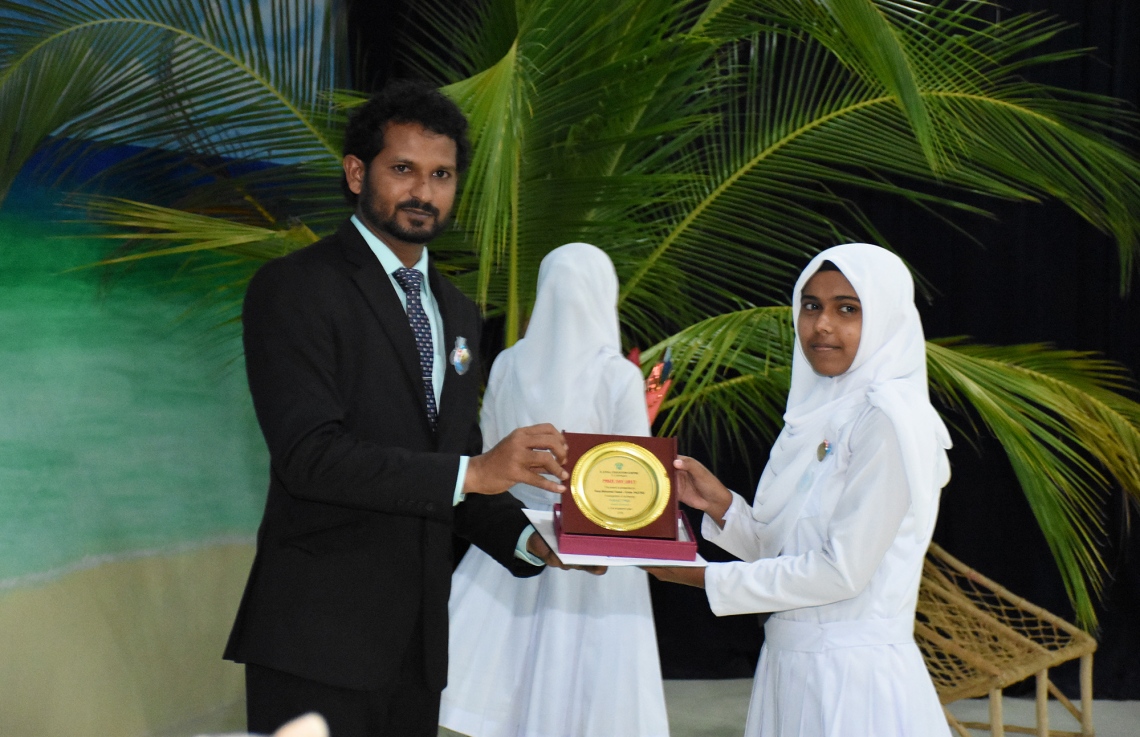 ބ. އޭދަފުށި: އޮކްޓޯބަރު 27، 2017: ބ. އަތޮޅު ތައުލީމީ މަރުކަޒުގެ 2016 ވަނަ އަހަރުގެ އަހަރީ އިނާމު ދިނުމުގެ ޖަލްސާގައި ދަރިވަރަކަށް އިނާމުދެނީ.-- ފޮޓޯ: ތޯރިގް އަބްދުލް ރަހުމާން